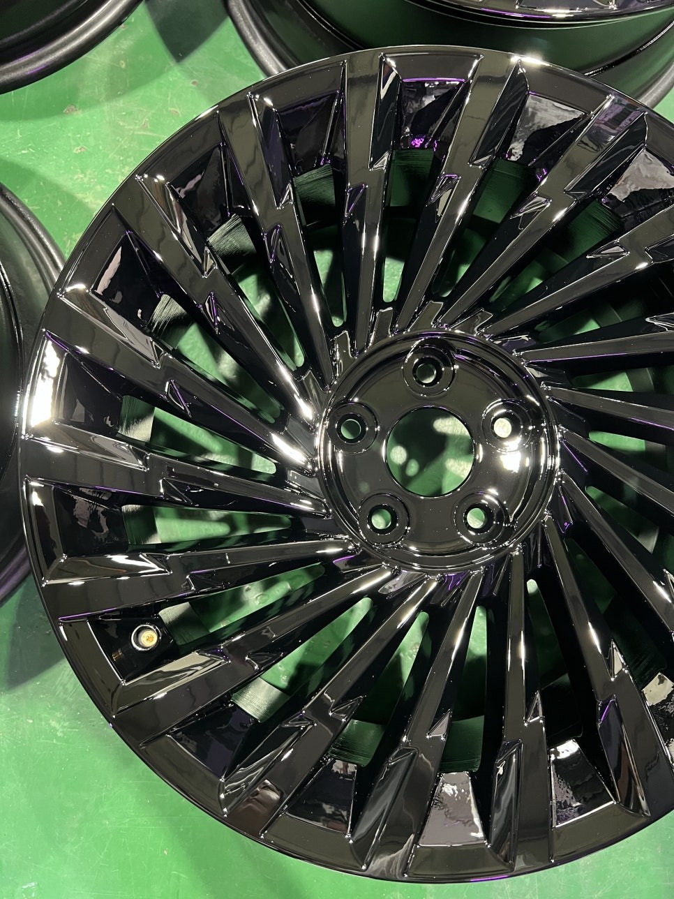 대구 휠복원 대구 휠도색 대구 자동차 휠수리 잘하는 곳 휠플레이 타이어 전문[현대 그랜저 GN7 순정 19인치 블랙유광 휠도색 작업입니다.] / 대구 서구 평리동