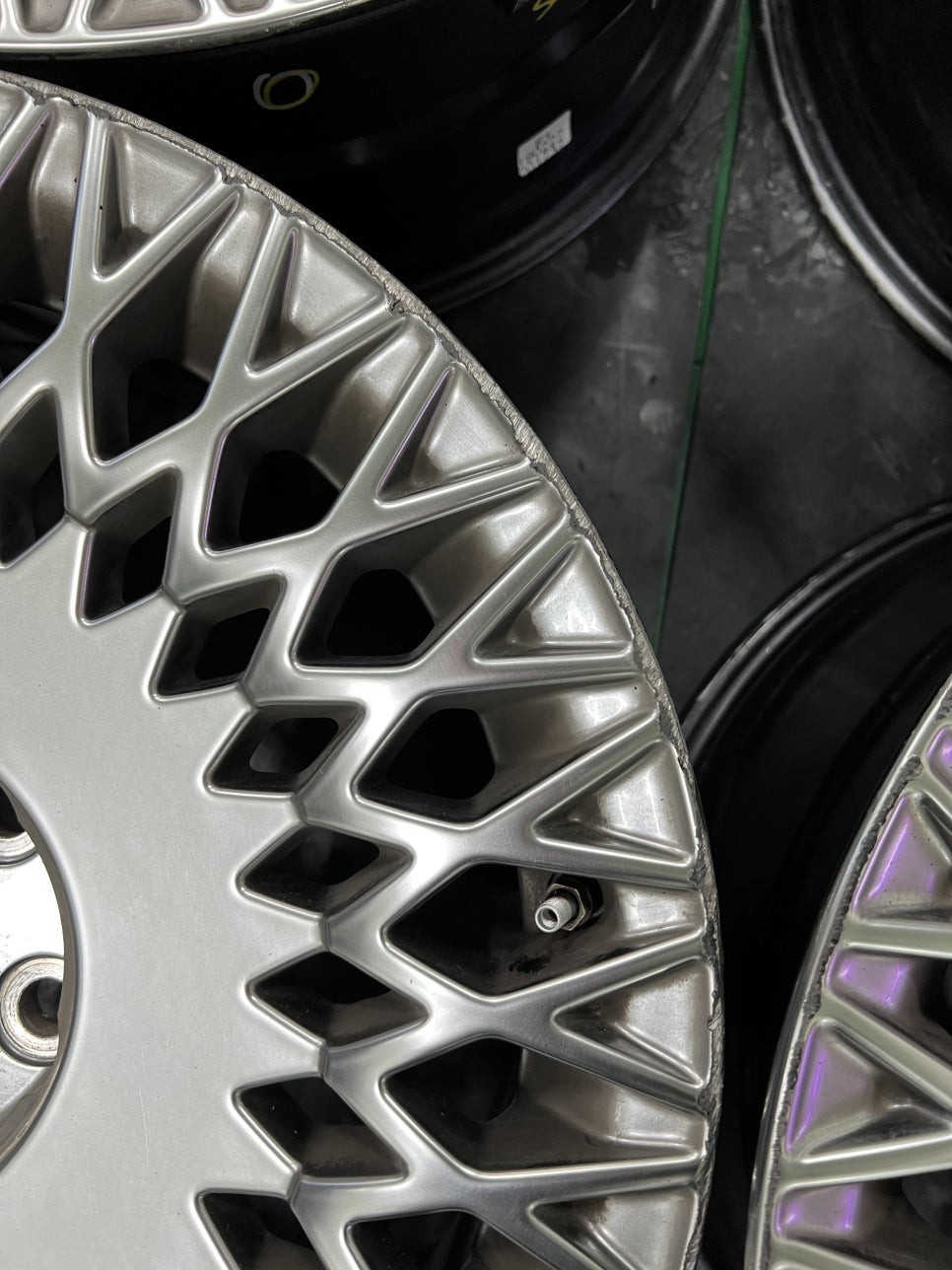 대구 휠복원 대구 휠도색 대구 휠수리 피렐리타이어 전문 휠플레이[제네시스 g90 순정 19인치 휠복원 작업입니다.] / 대구 서구 평리동