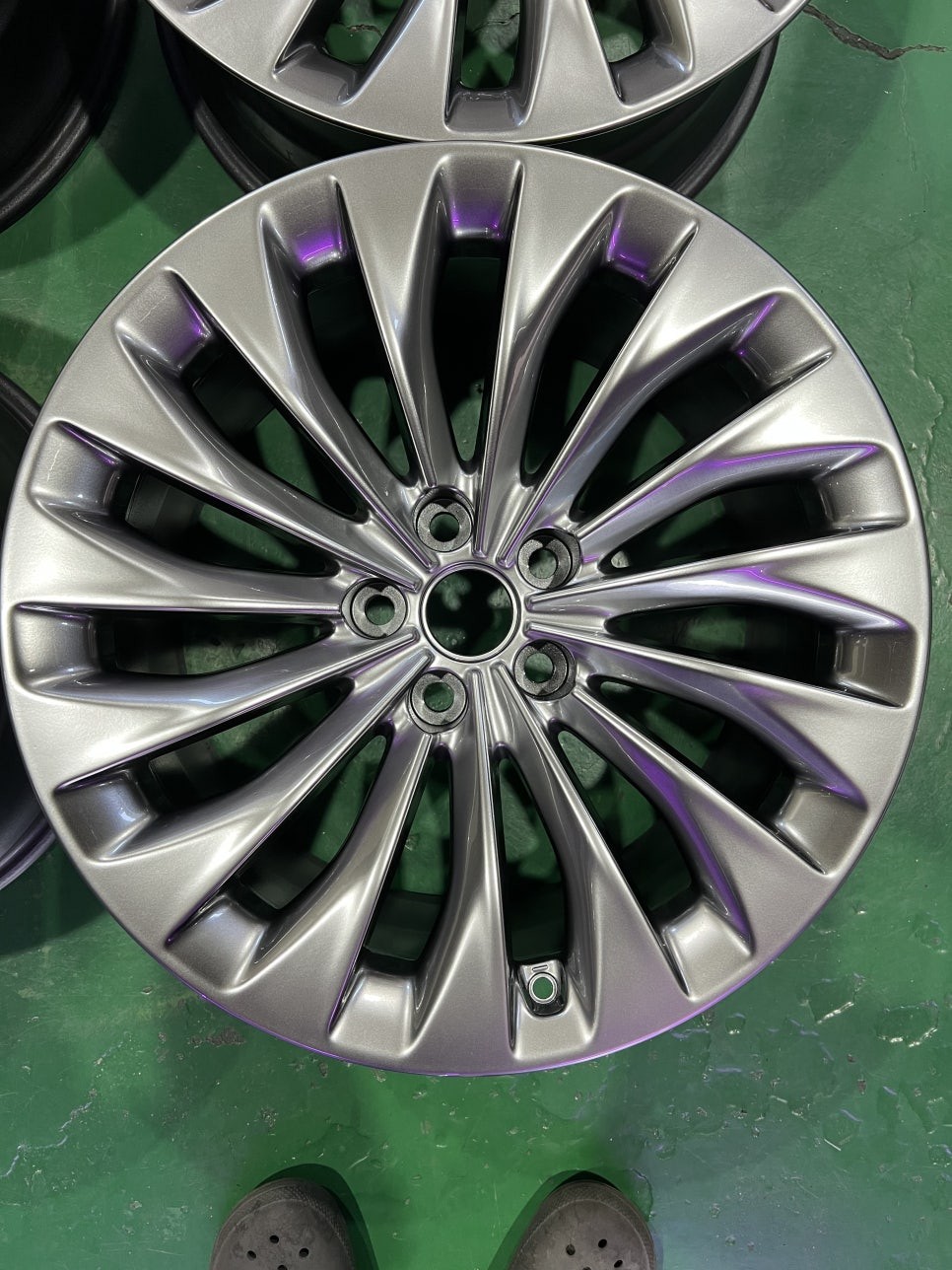 대구 휠복원 대구 휠도색 대구 자동차 휠수리 잘하는 곳 휠플레이 타이어 전문[제네시스 EQ900 순정 19인치 고스트크롬 휠도색 작업입니다.] / 대구 서구 평리동
