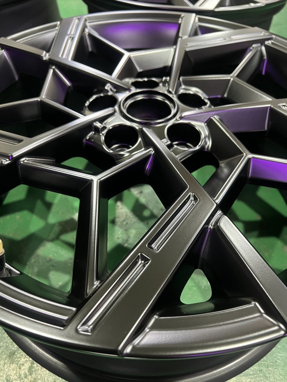 대구 휠복원 대구 휠도색 대구 자동차 휠수리 잘하는 곳 휠플레이 타이어 전문[현대 투싼 순정 19인치 반무광블랙 매트블랙 휠도색 작업입니다.] / 대구 서구 평리동