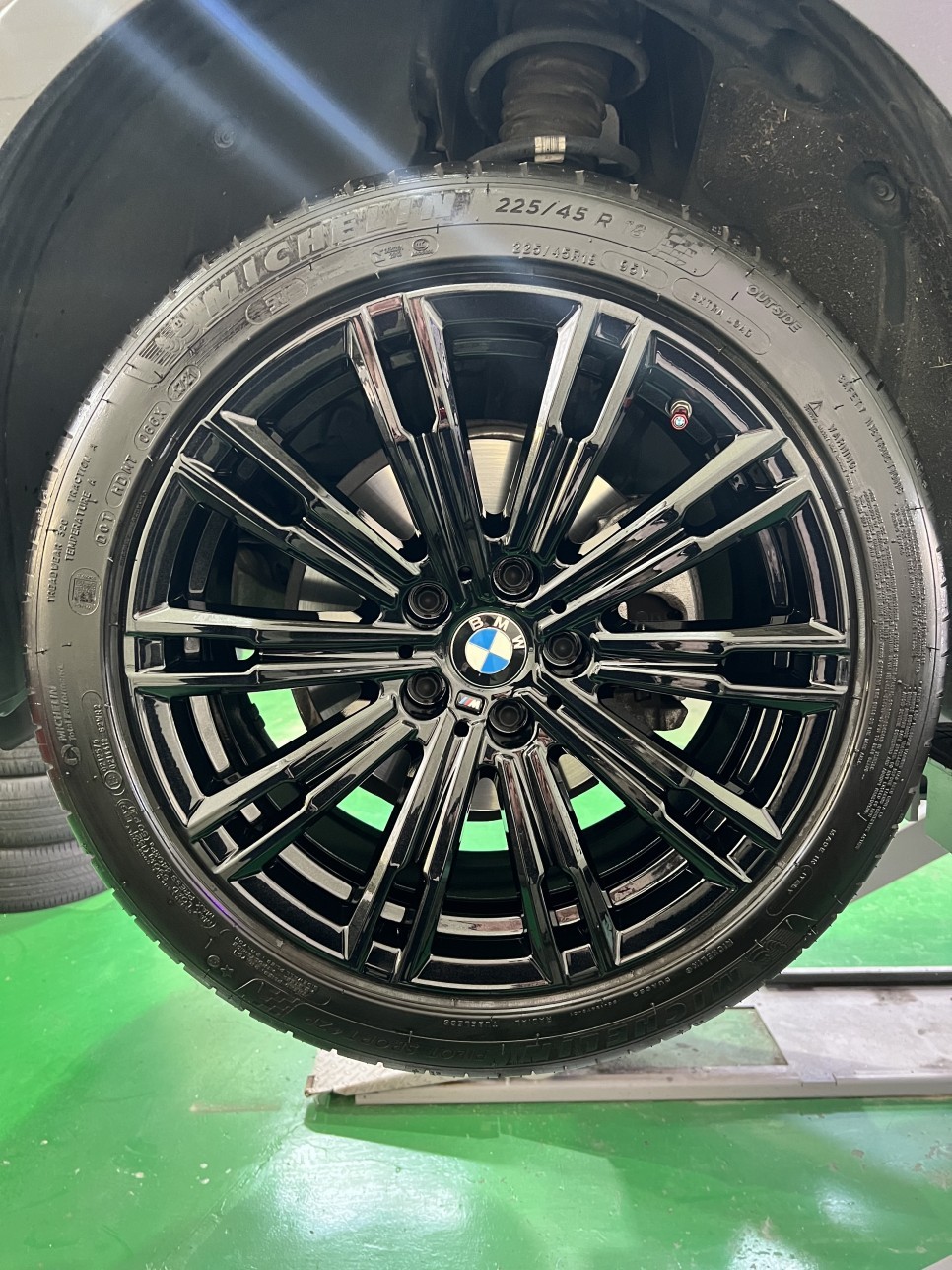 대구 휠복원 대구 휠도색 대구 자동차 휠수리 잘하는 곳 휠플레이[BMW 3시리즈 순정 18인치 블랙펄유광 휠도색 작업입니다.]
