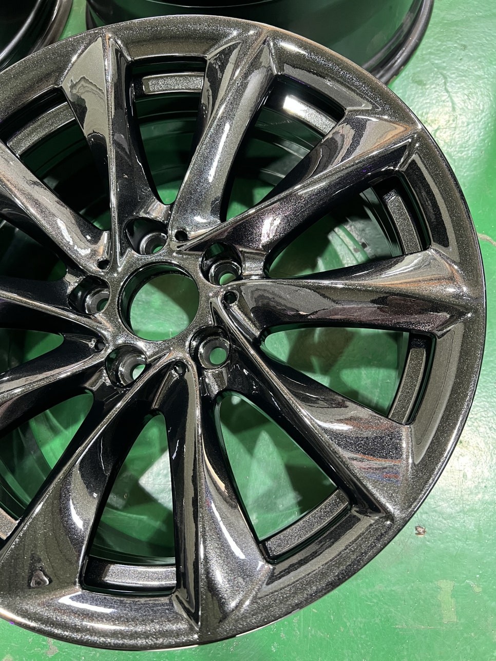 대구 휠복원 대구 휠도색 대구 휠수리 타이어 전문 휠플레이[BMW 4시리즈 순정 18인치 블랙펄유광 휠도색 작업입니다.]