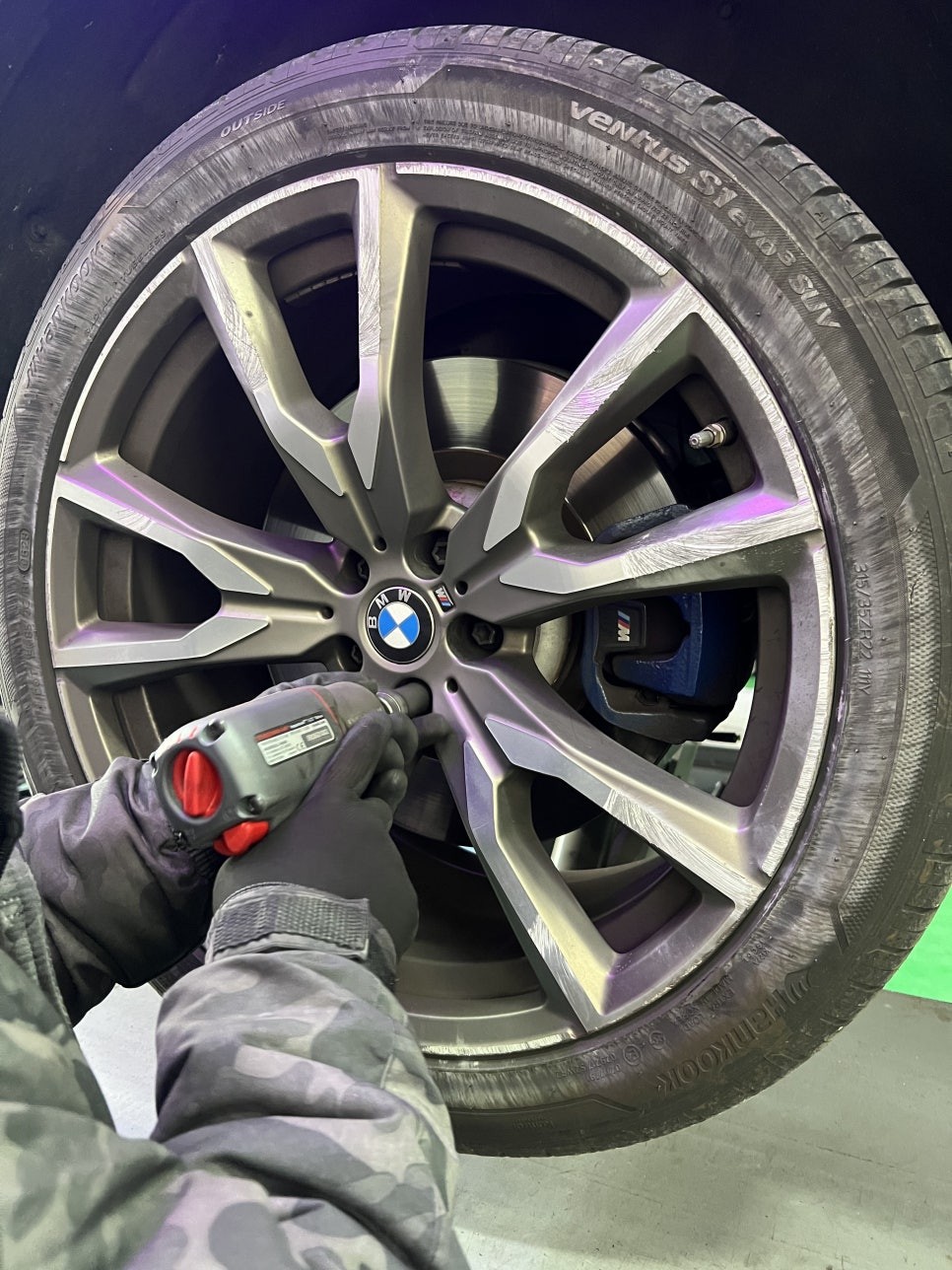 대구 휠복원 대구 휠도색 대구 자동차 휠도색 잘하는 곳 휠플레이 타이어 전문[BMW X7 순정 22인치 다이아몬드커팅 휠복원 작업입니다.]