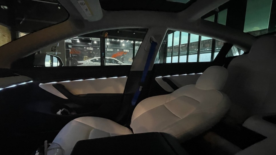 테슬라 모델Y 포천 엠비언트 시공으로 실내 드레스업 / 양주시 회정동