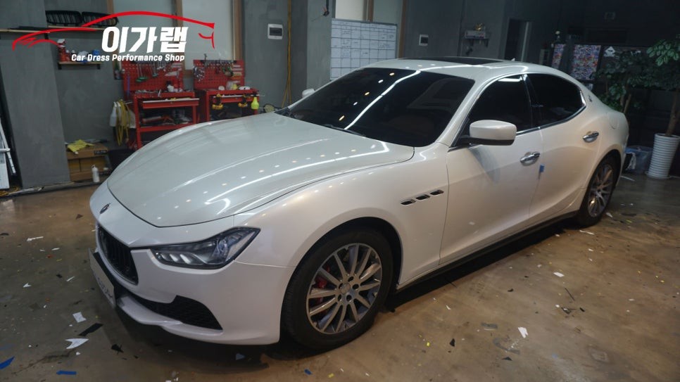 마세라티 기블리 사고로인한 앞범퍼 & 운전석휀다 에이버리진주펄 재시공작업기!김포 이가랩에서~[랩핑보험처리][김포이가랩][김포랩핑][김포랩핑보험][랩핑사고수리][인천랩핑][부평랩핑] / 경기 김포 통진