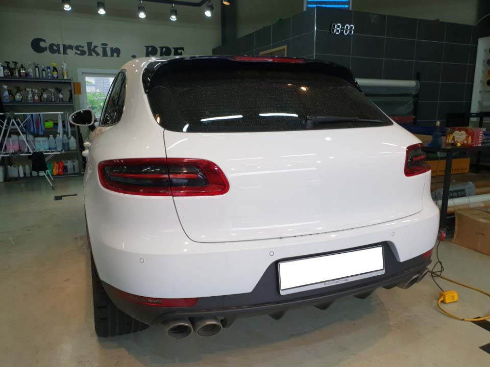 경기남부 / 포르쉐 마칸S, 트렁크 판금도장 후 엠블럼 도색 / 하남 하산곡동 / 하남.광주