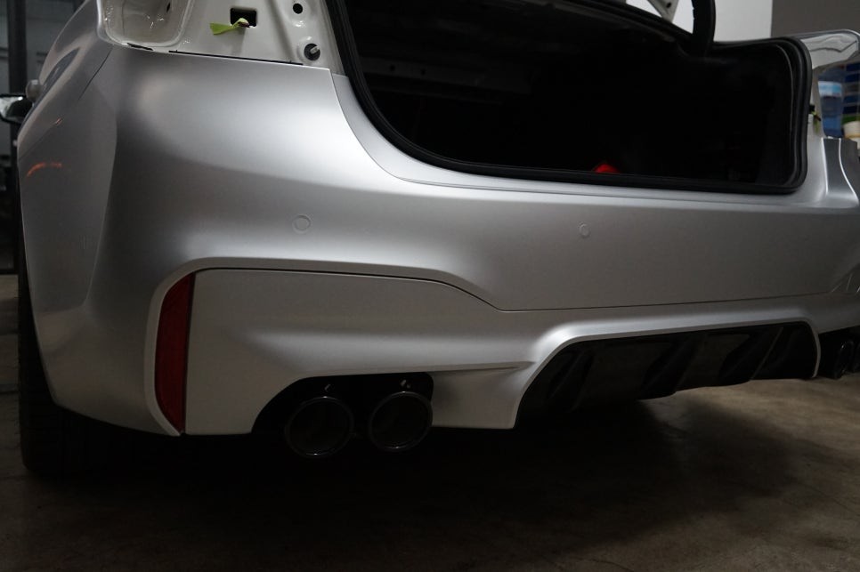 스킨게러지 + BMW M5 전체랩핑 + M5전체랩핑 + M5랩핑 + BMW랩핑 + BMW 전체랩핑 + 3M 사틴화이트알루미늄 + 전체카스킨