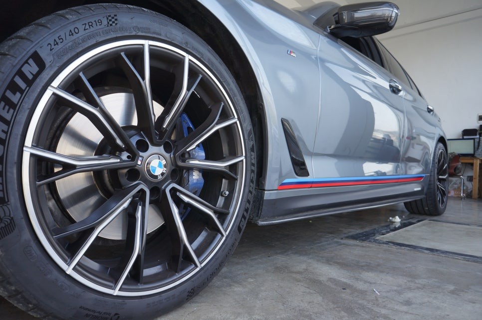 스킨게러지 + BMW데칼 + G30 데칼 + BMW M데칼 + M데칼 + BMW 사이드데칼 + BMW 키드니그릴랩핑 + 그릴랩핑 + 크롬랩핑