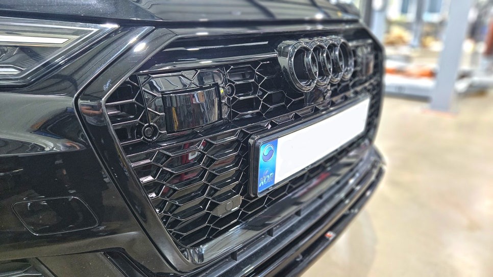 아우디 A6 튜닝 RS6 S6 블랙 그릴 교체 및 프론트립 에어댐 바디킷 장착기.