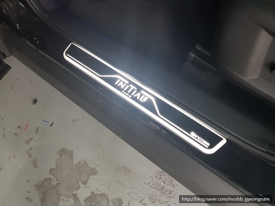 경남LED튜닝 전문점 인코브(INCOBB) 경남지사 - QM6 LED무빙 도어스커프 작업 / 경남 양산