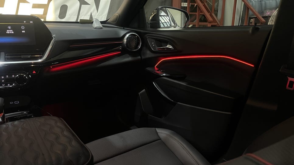 트랙스 크로스오버(쉐보레) 엠비언트 시공기 인코브 인천지사, 비노출 순정형으로 밤의 분위기를 바꿨습니다 / 김포 고촌읍