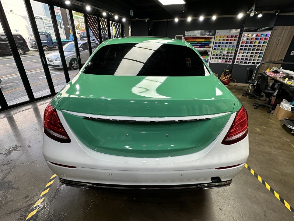 [팀카서초] 벤츠 E300 전체랩핑 / Avery Gloss Emerald Green / 서초구 방배동