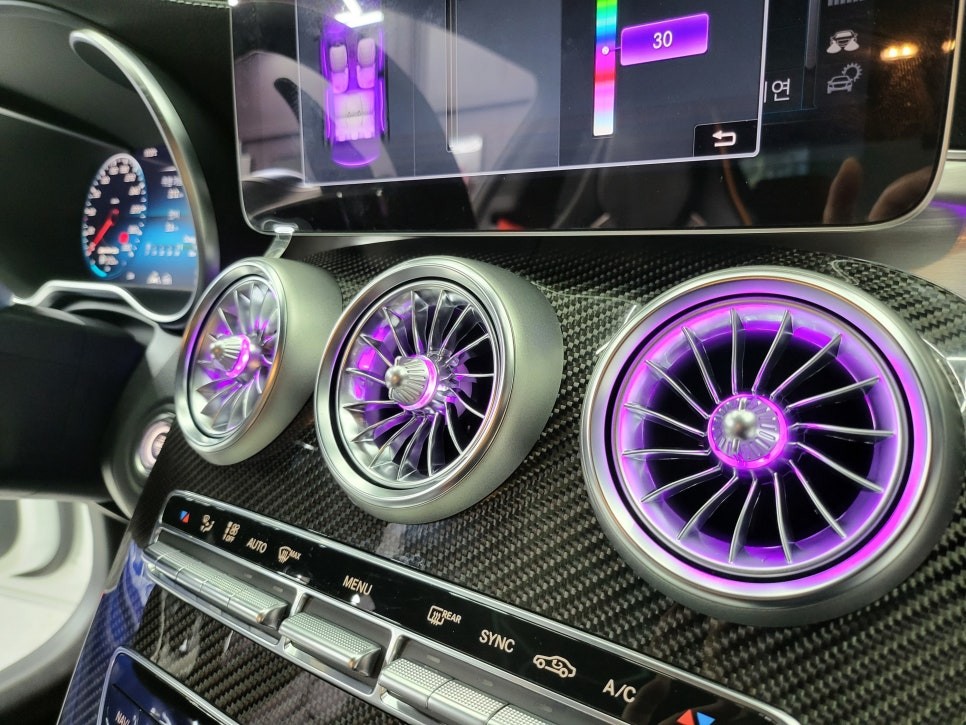 메르세데스 벤츠 w205 C63 AMG 쿠페 송풍구 1열 엠비언트 라이트 시공 / 부산 해운대구