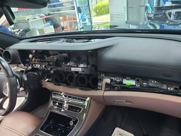 송풍구엠비언트 벤츠 w213 차량에 작업~ / 수원, 화성