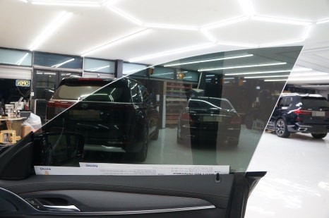 고급스러운 파랑색 썬팅 레이노 크로마9 BMW 620D 적용 결과