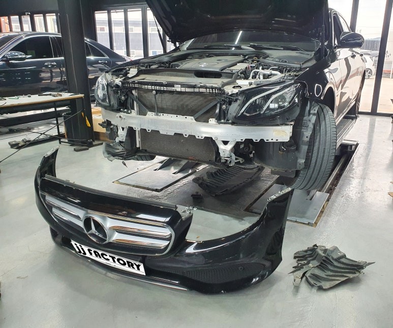 벤츠 W213 전방 사고 수리로 AMG 패키지 프론트 범퍼 + 랩핑으로 대변신! 이거 내 차 맞아?!