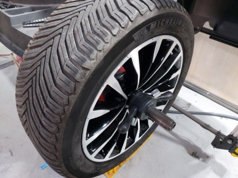 청주 BMW G30 5시리즈 럭셔리 18인치 대전 휠도색 / 블랙 투톤 다이아컷팅 / 대전 중구 안영동