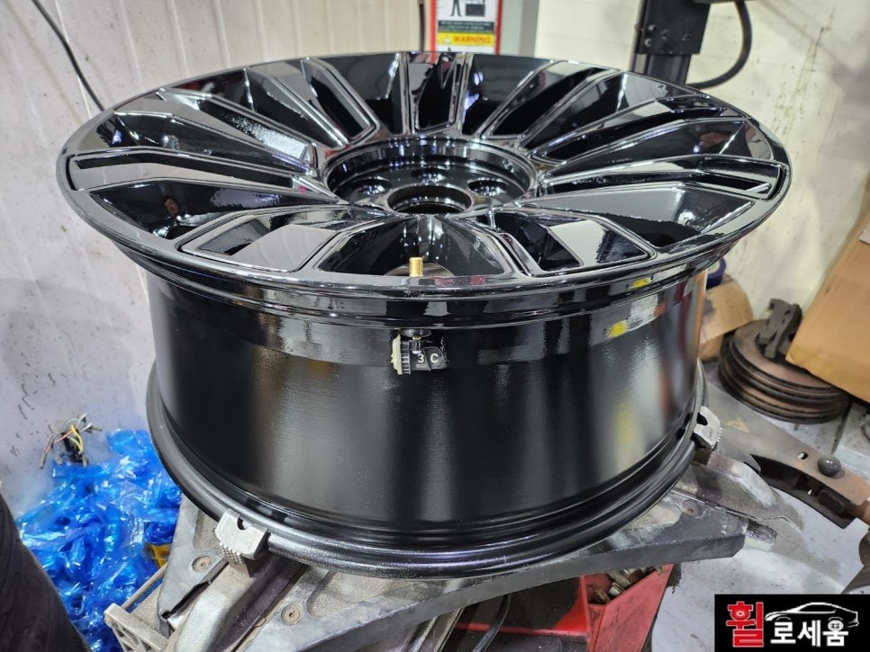 캐딜락 에스컬레이드 22인치 유광블랙 휠도색 / 대전 휠로세움 / 대전 중구 안영동