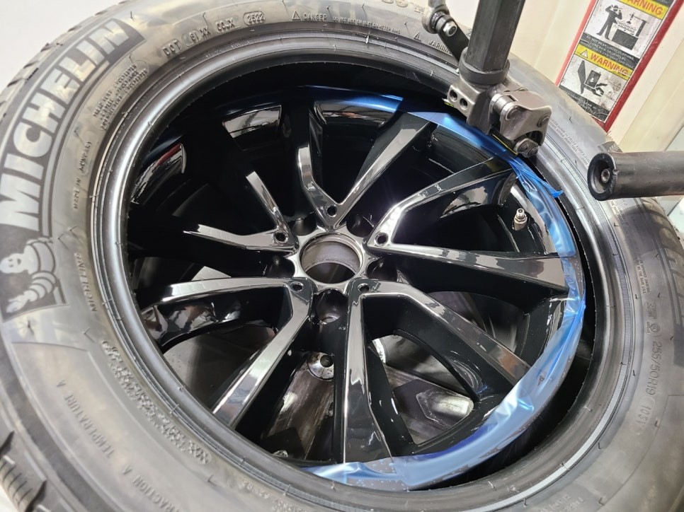 광주 BMW F16 X6 19인치 순정휠 휠복원 및 유광블랙 휠도색 - 대전 휠로세움
