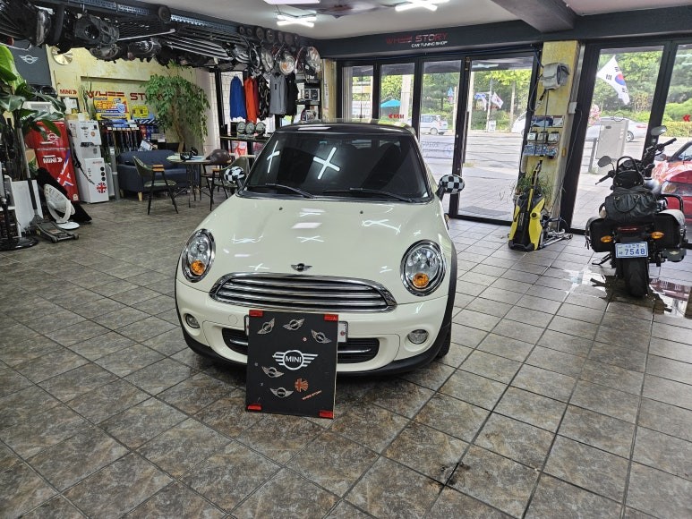BMW 미니쿠퍼 R56 편리한 오토라이트와 락폴딩 후방카메라 장착으로 차량이 더욱더 편리해집니다.~~~^^