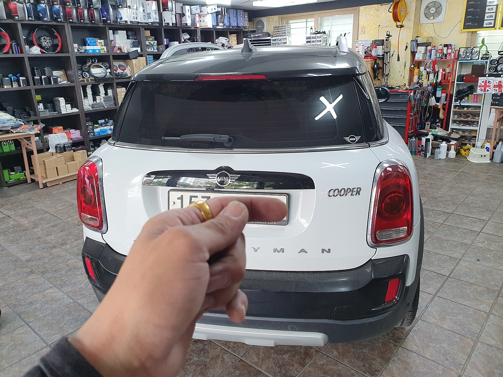 BMW 미니쿠퍼 F60 컨트리맨 고장난 순정 블랙박스를 모두 탈거하고 가성비 좋은 파인뷰 블랙박스 장착으로 안심하고 영상녹화를 하실수 있습니다.~~~^^ / 서울 도봉구
