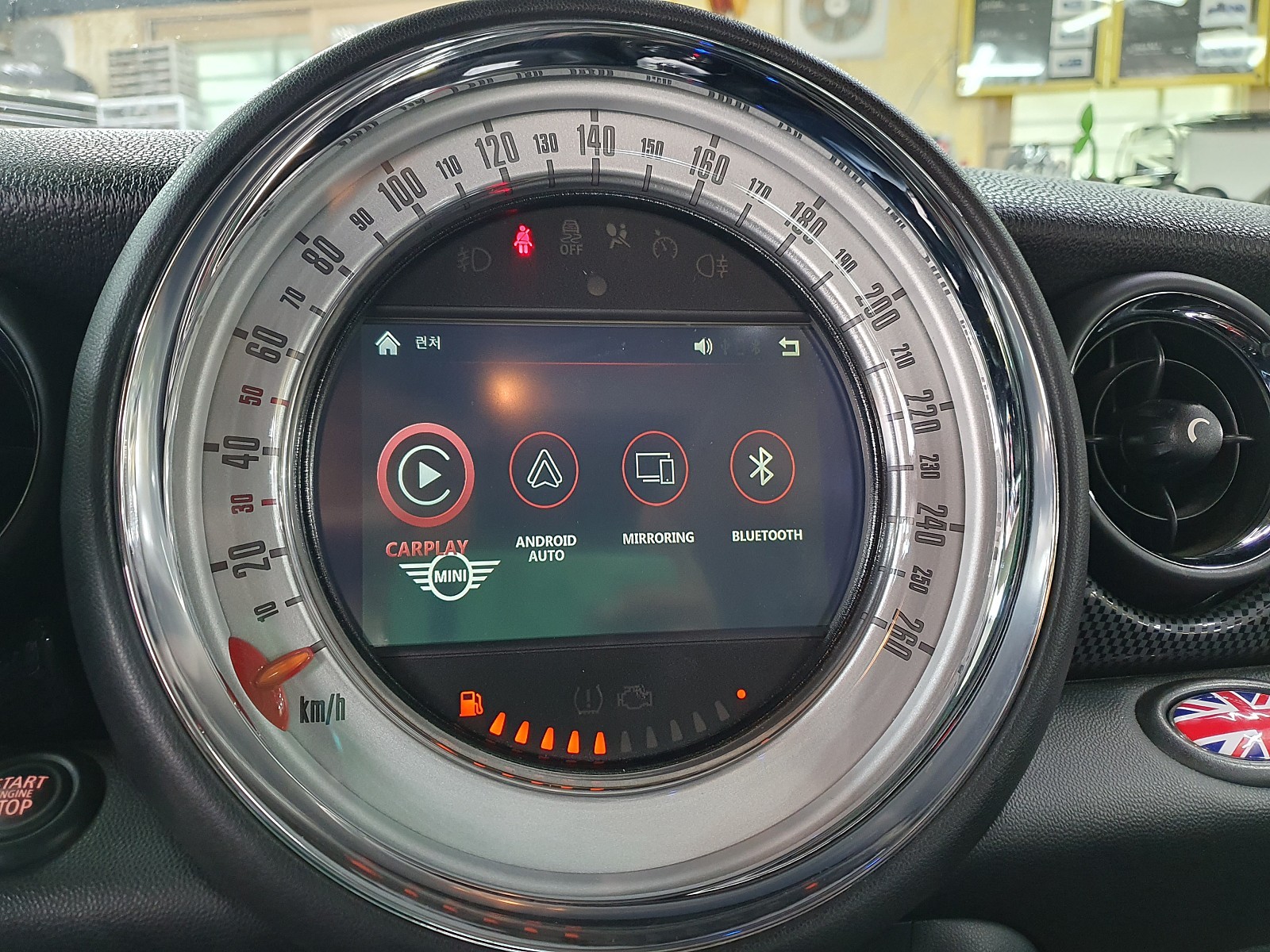 BMW 미니쿠퍼 2세대 R56 편리한 아이폰 카플레이 장착과 각종 등화류 경고등점등을 모두 해결해드리고 순정정품 앰블럼 교환으로 미니를 무장시켜 드렸습니다.~~~^^