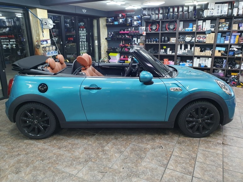 BMW 미니쿠퍼 F57 컨버터블 오픈카에 필수 아이템 오픈모듈과 락폴딩 피에조 부져 장착으로 더욱더 차량이 편리해지며 오픈시 어깨에 쥐가 나지않습니다.~~~^^