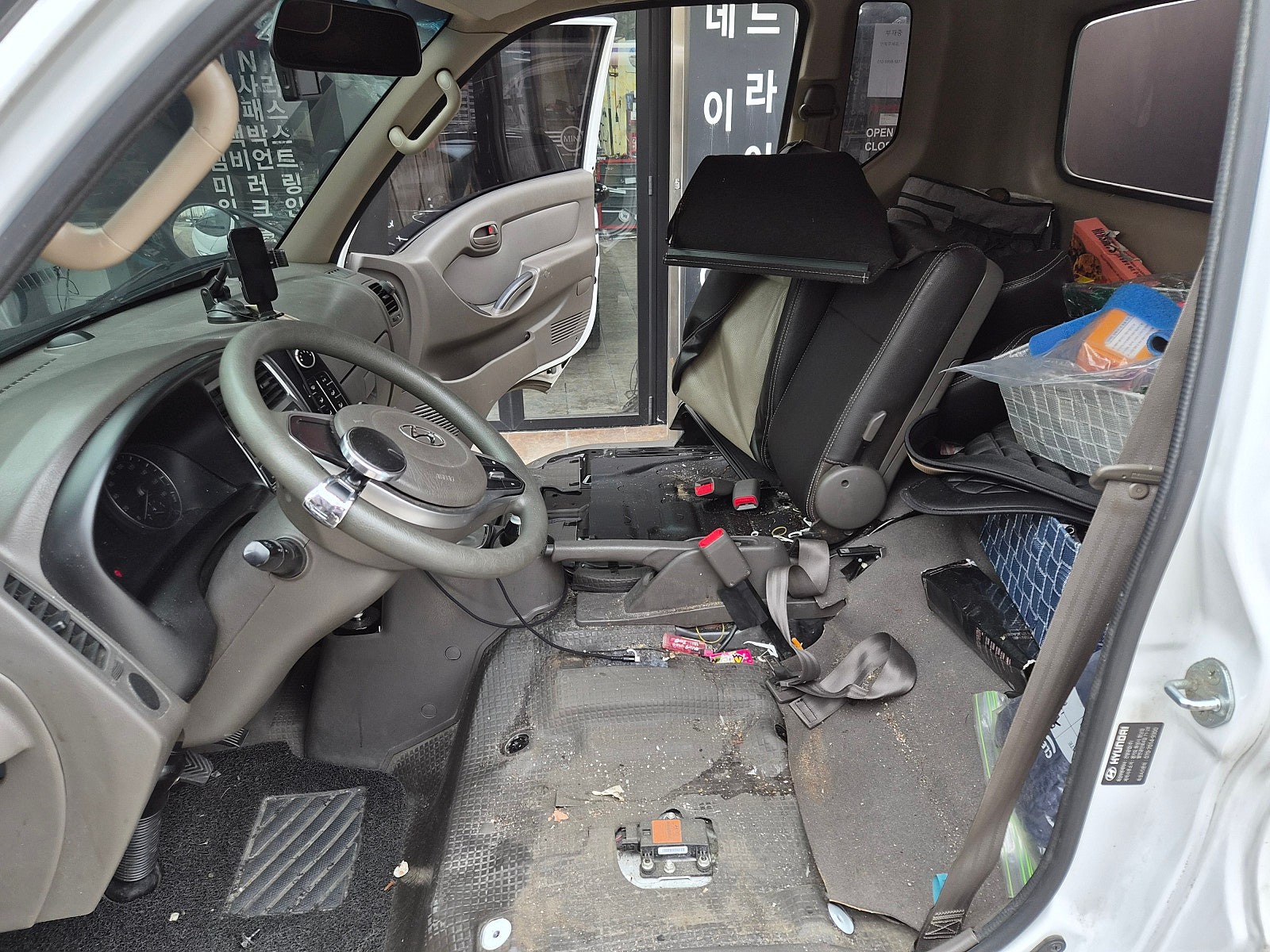 BMW 미니쿠퍼 R56 작동불능 순정 보조브레이크등을 정상으로 살려드리고 현대 포터 차량에 올겨울 따뜻하게 보네실수 있는 디지털 열선시트 기능을 시공하여 드렸습니다.~~~^^ / 서울 도봉구