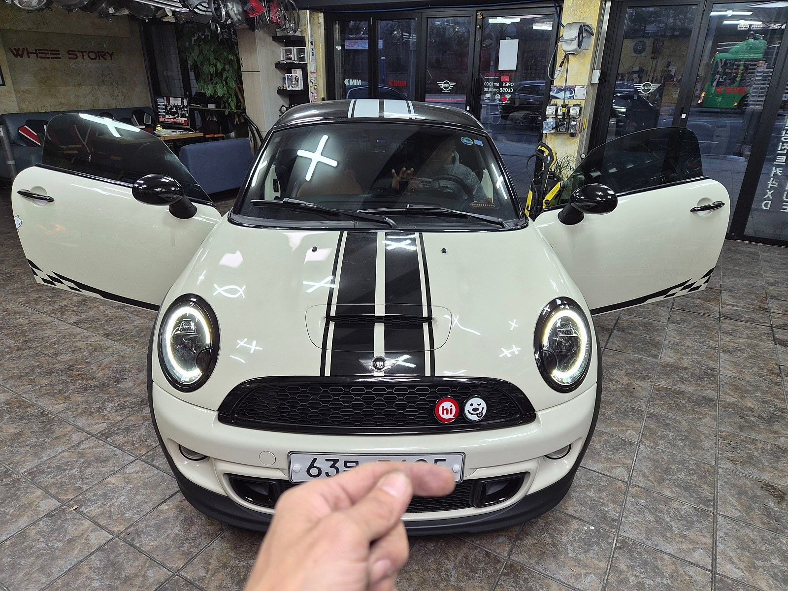BMW 미니쿠퍼 R58 쿠페 브레이크등 오일교환과 함께 순정연동 풋등 송풍구 엠비언트 라이트 튜닝과 순정리모컨 수신거리연장등 차량을 갬성마력으로 무장시켜 드렸습니다.~~~^^ / 서울 도봉구