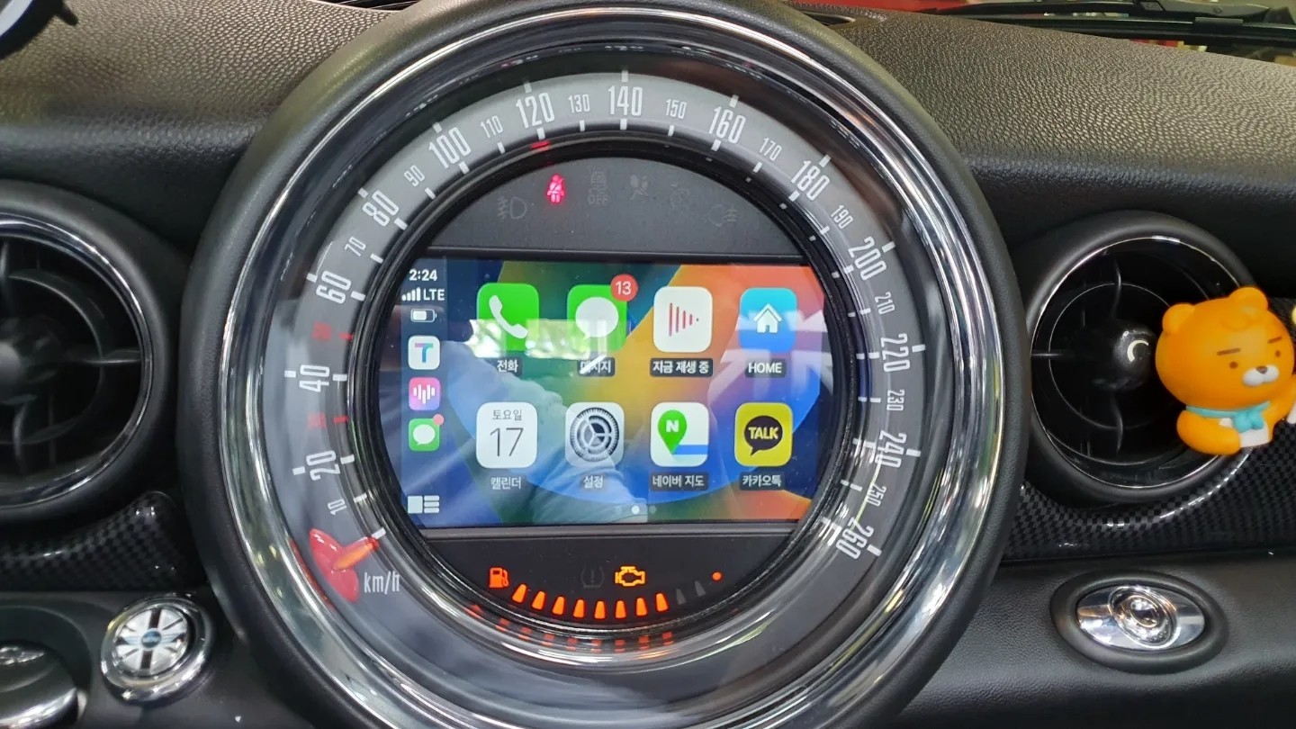 BMW 미니쿠퍼 2세대 R57 컨버터블 고장난 아이나비를 모두 탈거하고 편리한 아이폰 카플레이 장착으로 모든 미디어를 활용하실수 있습니다.~~~^^ / 서울 도봉구