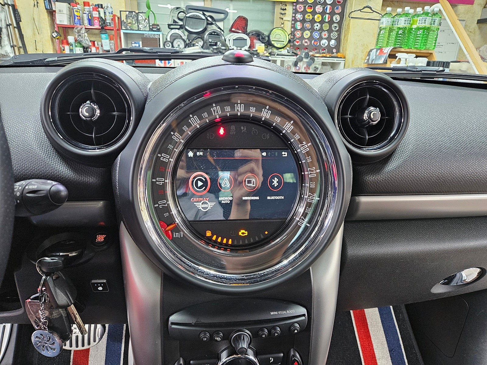 BMW 미니쿠퍼 R60 컨트리맨 장착되어 먹통이 되어버린 카플레이기능을 모두 살려드리고 사용하시던 맥세이프 핸드폰 거치대 장착으로 편리하게 스마트폰을 거치하실수 있습니다.~~~^^ / 서울 도봉구
