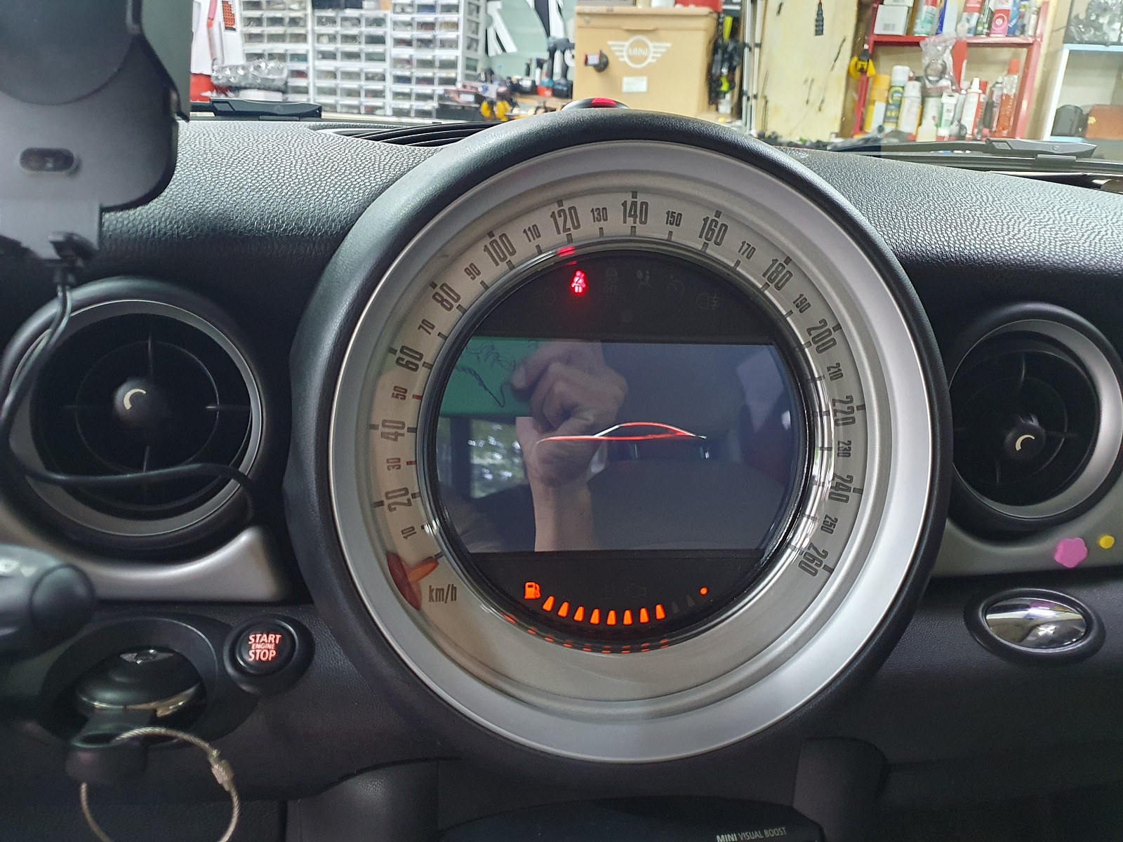 BMW 미니쿠퍼 2세대 R56 고질병 브레이크등 경고등을 말끔히 수리해드리고 편리한 아이폰 카플레이 장착으로 차량이 더욱더 편리해집니다.~~~^^ / 서울 도봉구