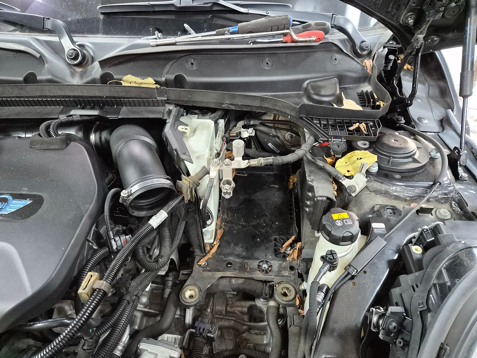 BMW 미니쿠퍼 F56 수명이 다한 AGM 메인 배터리를 신품으로 교환하여 차량에 전력 컨디션을 회복시켜 드렸습니다.~~~^^ / 서울 도봉구