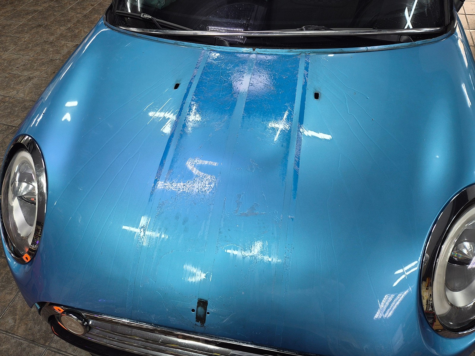 BMW 미니쿠퍼 F56 시간이 지나 경화 되고 거북이 등껍질처럼 갈라진 데칼을 모두 제거하여 차량에 외관 스타일을 살려드렸습니다.~~~^^ / 서울 도봉구