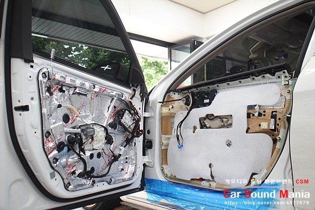 벤츠 카오디오 튜닝 전문점 신월동 카사운드매니아 안드로이드 M2c 매립과 함께 순정 오디오 옵션 부메스터의 먹먹한 음악환경 개선을 위한 솔루션