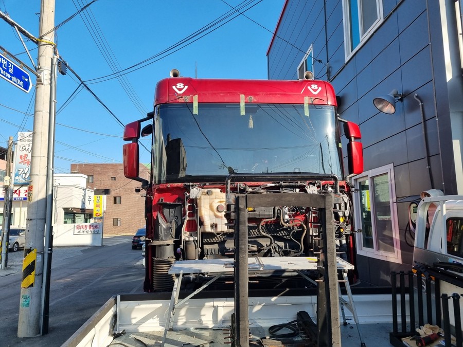 진주 수입 대형차 트럭  올 뉴 스카니아 트레일러 앞 유리 파손으로 전면 유리 교체는 금강차유리 / 경남 진주