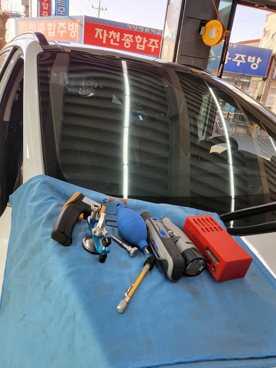 [진주수입차유리복원] BMW 5시리즈 G30 고속도로 3차선 주행하시다가 트럭에서 돌이 날라와서 전면유리 복원 입고