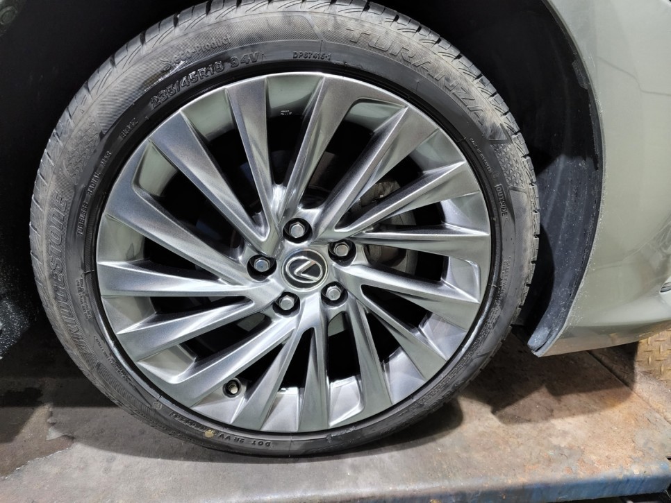 휠도색 가격 렉서스 es300h 고스트크롬 다크스퍼터링 휠도색 휠복원 휠수리! / 원주시 소초면