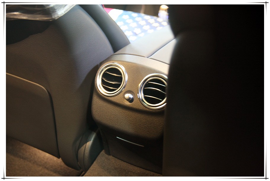 벤츠 E220d 페이스리프트 - 보조배터리와 앰비언트 송풍구