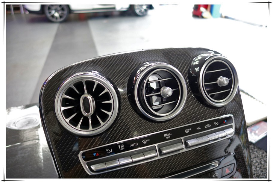 벤츠 GLC43AMG - 앰비언트 송풍구와 3D부메스터