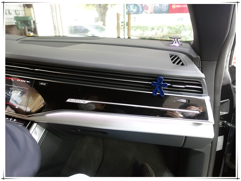 아우디 Q8 전동 트위터 시공 - 앰비언트 라이트 호환