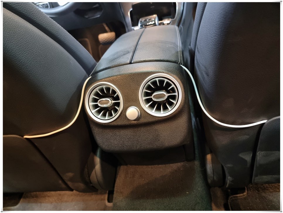 19년식 벤츠 C 클래스 - 앰비언트 송풍구와 AMG 라인 LED