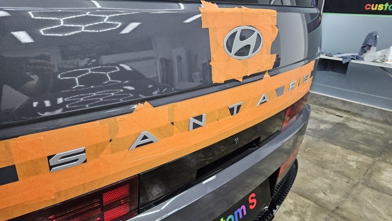 “싼타페 블랙 엠블럼 교체 :) 순정 부품 번호·가격·시공 꿀팁까지 30 분 완전 정복!” / 화성, 수원, 동탄