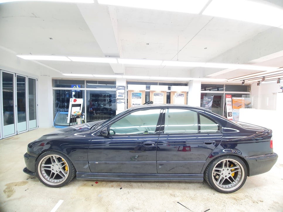 BMW 5시리즈 M5 올드카 루마TNT 반사필름 썬팅 시공은 수원금호카스에서 / 경기 수원