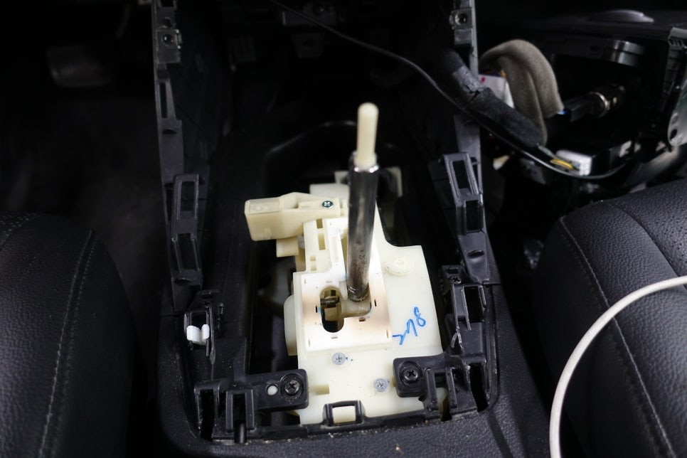 실내감성튜닝1위 아반떼MD 에쿠스기어봉 작업은 솔라가드프리미엄 진주점에서 (창원 방문고객) / 진주시 상대동