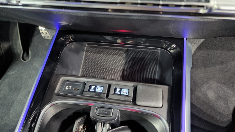 벤츠 GLB 250 전동시트, 무선충전기 시공