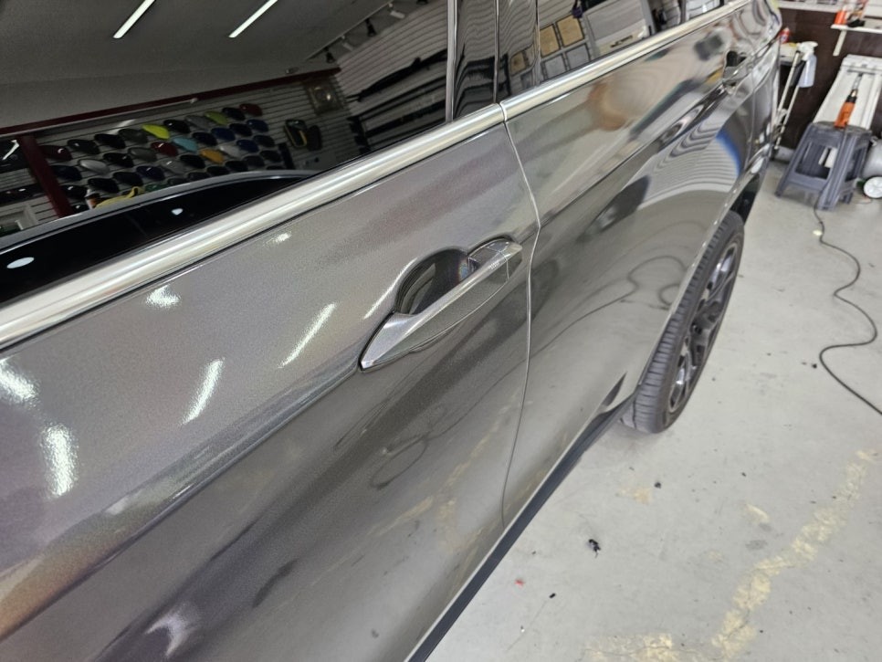 BMW X5 전체 랩핑. 프리즈마틱 그레이.