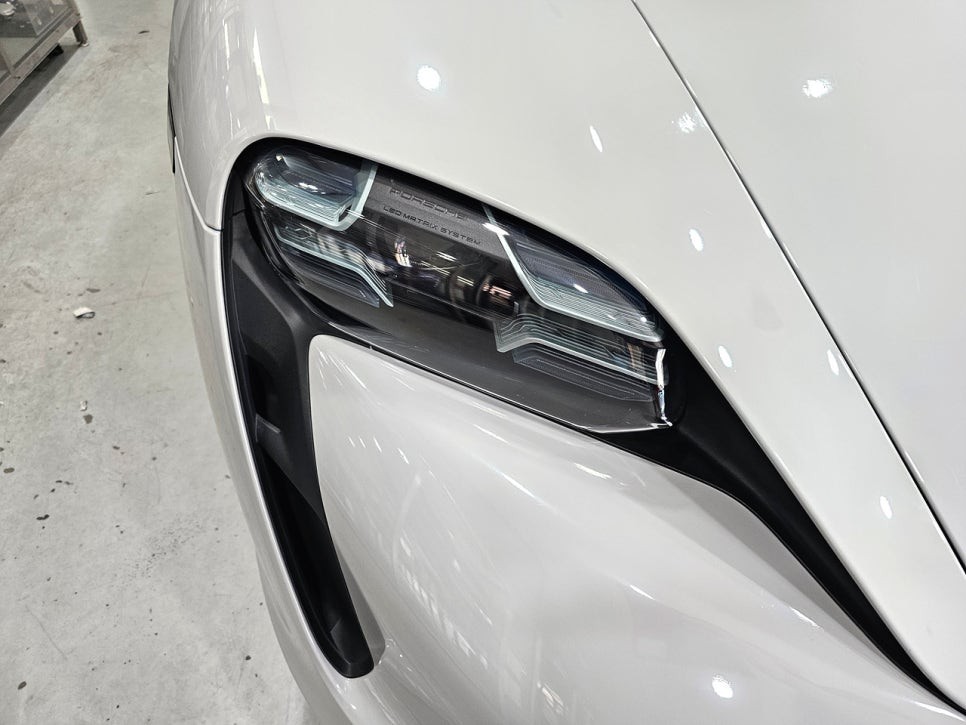 포르쉐 타이칸 전체 크레용 랩핑.