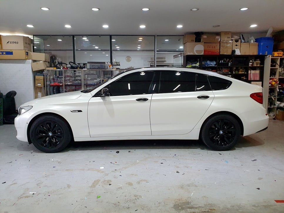 BMW 5GT 화이트펄 전체랩핑 + 크롬죽이기 +  실내랩핑, 모든 랩핑을 완성하다.