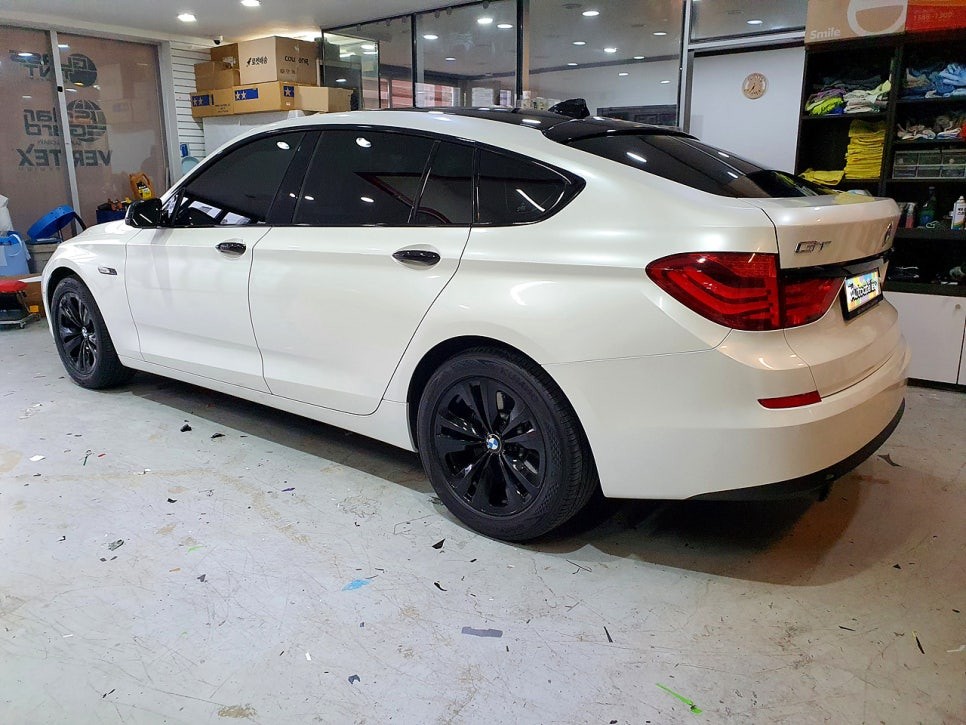 BMW 5GT 화이트펄 전체랩핑 + 크롬죽이기 +  실내랩핑, 모든 랩핑을 완성하다.